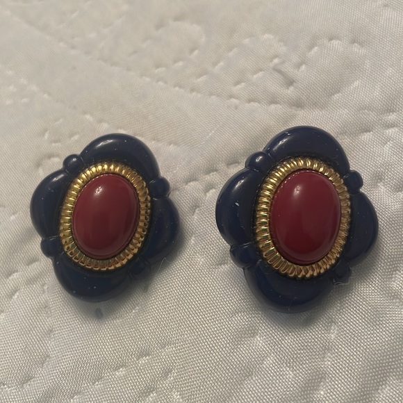 Set of 2 Vintage Clip On Earrings - Picture 2 of 11
